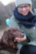 Hundetrainerin Julia Markner mit Therapiehündin Luna